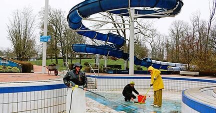Das Bad Friedrichshaller Trio im Solebad hat auch bei Regen und Kälte im Freibad bereits jetzt genug zu tun.
Foto: Ute Plückthun