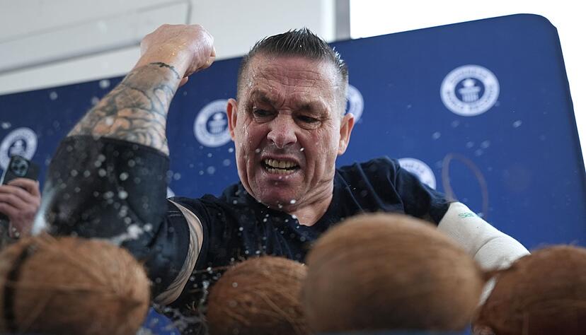 Gaude knackte seinen eigenen Rekord von 83 Kokosn&uuml;ssen.