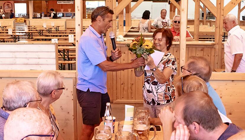 Sigrid Seeger-Losch organisierte das Treffen zum letzten Mal und erhielt neben vielen Dankesworten für ihre jahrzehntelange Arbeit aus den Händen von Werner Rösch (DOG und Ruderclub Lauffen) auch einen Blumenstrauß. Sigrid Seeger-Losch organisierte das Treffen zum letzten Mal und erhielt neben vielen Dankesworten für ihre jahrzehntelange Arbeit aus den Händen von Werner Rösch (DOG und Ruderclub Lauffen) auch einen Blumenstrauß.