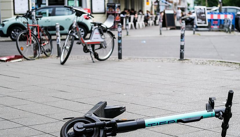 Durch die Einf&uuml;hrung der Halterhaftung sollen die Flottenbetreiber von Elektrokleinstfahrzeugen zur Kasse geben werden, wenn Unfallkosten entstehen. (Symbolbild)