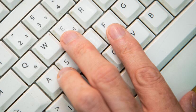 Zwischen den Tasten einer Tastatur kann sich mit der Zeit einiges an Schmutz ansammeln. Zwischen den Tasten einer Tastatur kann sich mit der Zeit einiges an Schmutz ansammeln.