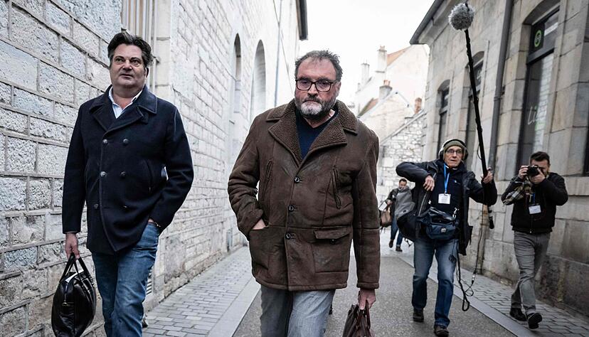 Der Verteidiger des wegen des Vergiftens von Patienten angeklagten Arztes hat auf Freispruch pl&auml;diert.