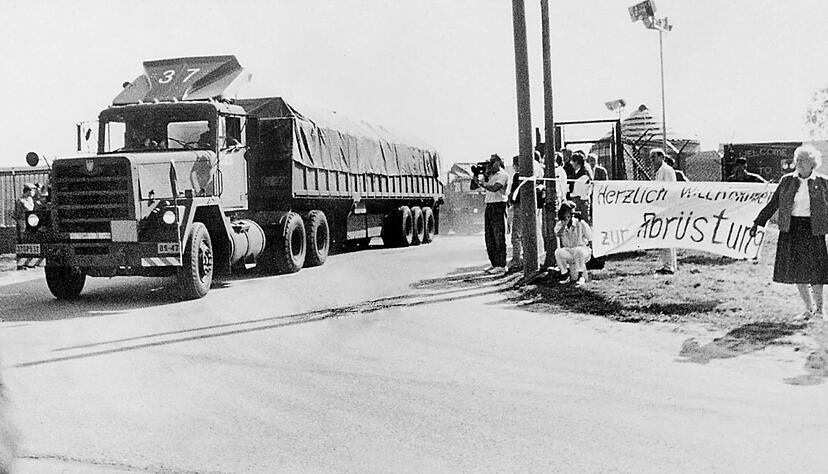 Vor genau 30 Jahren wurden auf der Waldheide die ersten neun von insgesamt 40 Pershing-II-Atomraketen der Verschrottung zugeführt.
Foto: Archiv/Eisenmenger Vor genau 30 Jahren wurden auf der Waldheide die ersten neun von insgesamt 40 Pershing-II-Atomraketen der Verschrottung zugeführt.
Foto: Archiv/Eisenmenger