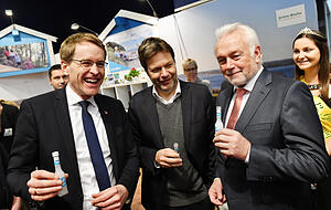 Erfolgreiches B&uuml;ndnis: Schleswig-Holsteins Ministerpr&auml;sident Daniel G&uuml;nther (CDU), Robert Habeck (Gr&uuml;ne, hier noch Landwirtschaftsminister) und Wolfgang Kubicki (FDP) besuchen am 21.01.2018 in Berlin gemeinsam die schleswig-holsteinische Landeshalle auf der Gr&uuml;nen Woche.