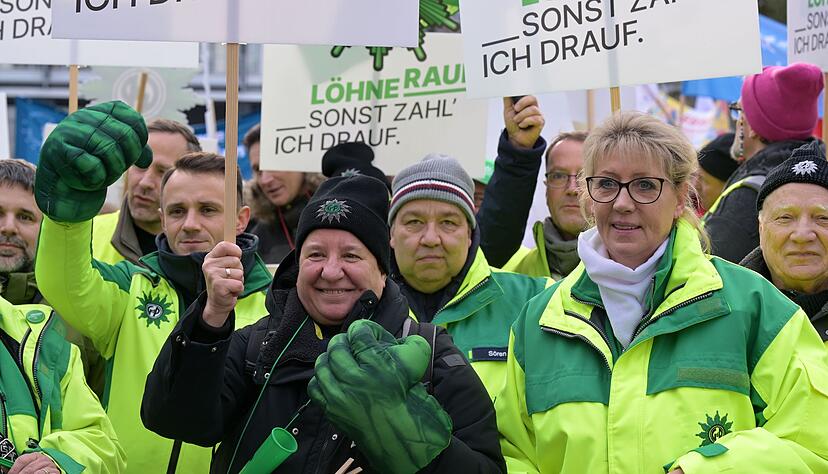 Besch&auml;ftigte verdeutlichen am Verhandlungsort ihre Forderungen.