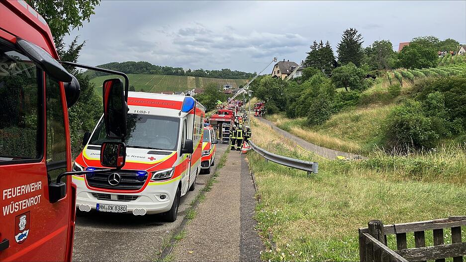 Mit einigen Wagen ist die Feuerwehr der umliegenden Gemeinden zum Dachtstuhlbrand in Löwenstein ausgerückt. Auch der Rettungsdienst ist vor Ort. Mit einigen Wagen ist die Feuerwehr der umliegenden Gemeinden zum Dachtstuhlbrand in Löwenstein ausgerückt. Auch der Rettungsdienst ist vor Ort.