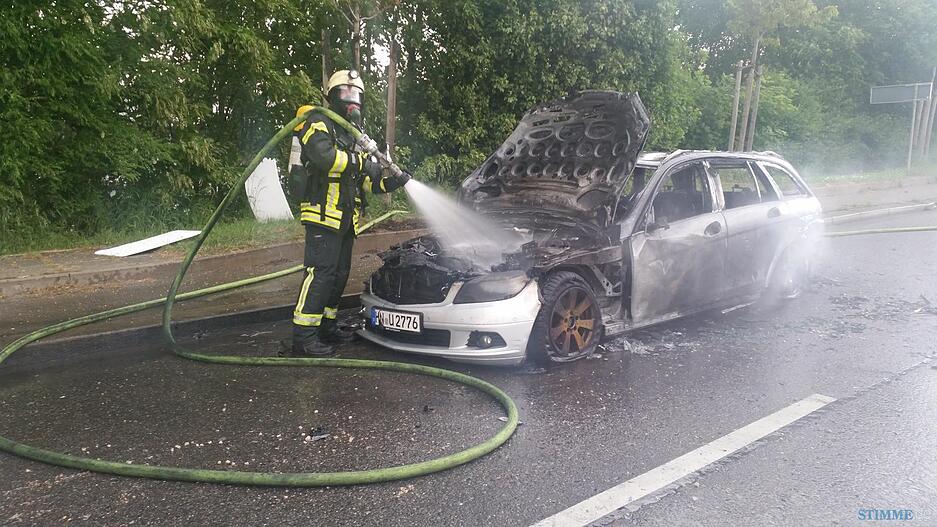 Fahrzeugbrand an der Karl-W&uuml;st-Br&uuml;cke