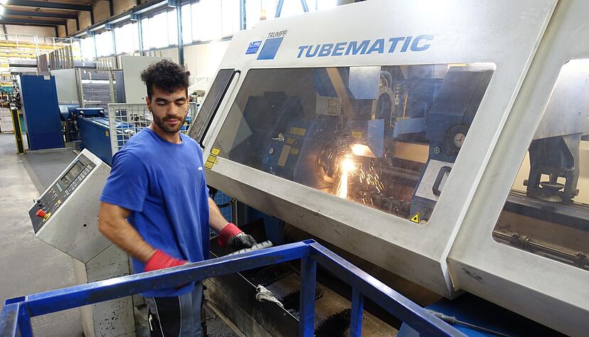 In der Metallverarbeitung kommen Laserschneideger&auml;te ebenso wie Schwei&szlig;roboter zum Einsatz. Trotzdem bleibt vieles Handarbeit.