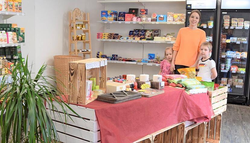 Ein Laden voller "Lettland": Kristine Cunska verkauft in ihrem Sami-Markt in Siegelsbach Lebensmittel aus Lettland. Ihre Kinder Markus und Samantha "Sami" unterstützen sie.
Foto: Gabriele Schneider Ein Laden voller "Lettland": Kristine Cunska verkauft in ihrem Sami-Markt in Siegelsbach Lebensmittel aus Lettland. Ihre Kinder Markus und Samantha "Sami" unterstützen sie.
Foto: Gabriele Schneider