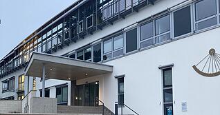 Rathaus in Kirchardt: Landtagskandidat Maximilian Decker sitzt f&uuml;r die AfD im Kirchardter Gemeinderat.