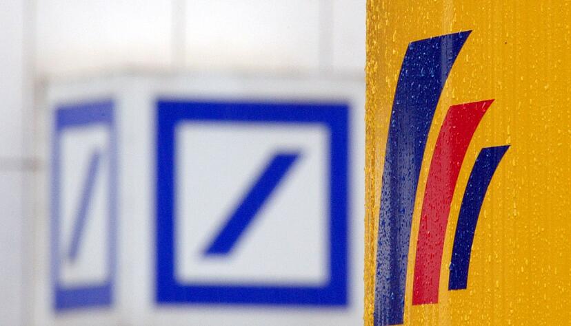 Das Logo der Deutschen Bank (l) und der Postbank. Das Logo der Deutschen Bank (l) und der Postbank.