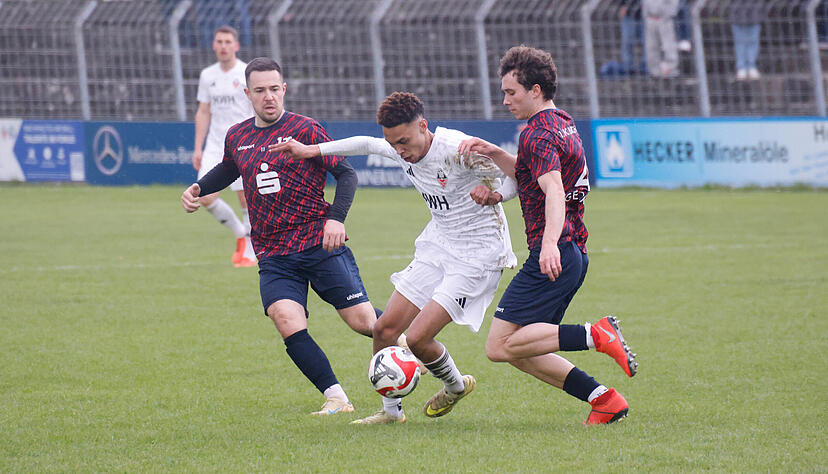Philipp Zentler (Mitte) hat zum zwischenzeitlichen 1:1 f&uuml;r den VfB Eppingen gegen den 1. FC Bruchsal getroffen.