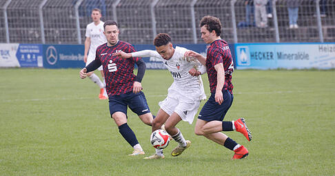 Philipp Zentler (Mitte) hat zum zwischenzeitlichen 1:1 f&uuml;r den VfB Eppingen gegen den 1. FC Bruchsal getroffen.