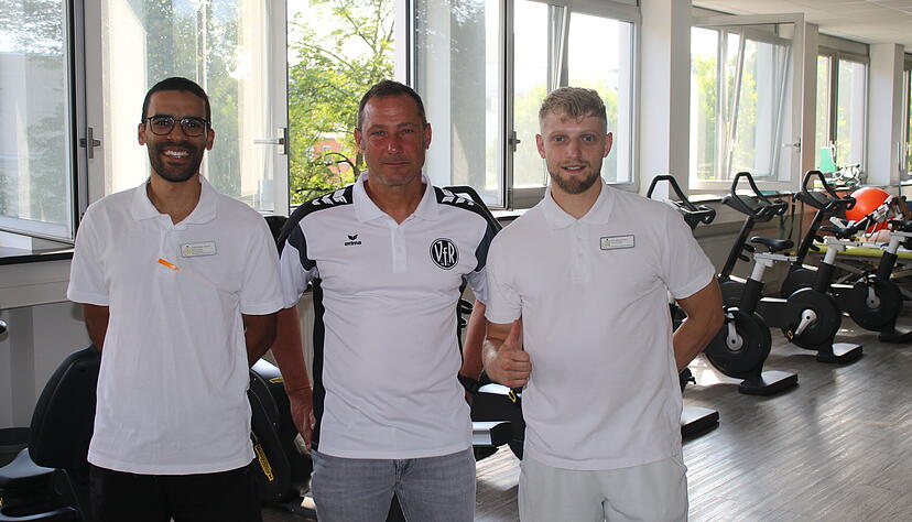 Trainer Markus lang sieht die Spieler des VfR Heilbronn bei den ZAR-Sporttherapeuten Joao Miguel Bernhardt dos Santos (links) und Kirill Manoschkin (rechts) in guten Händen.