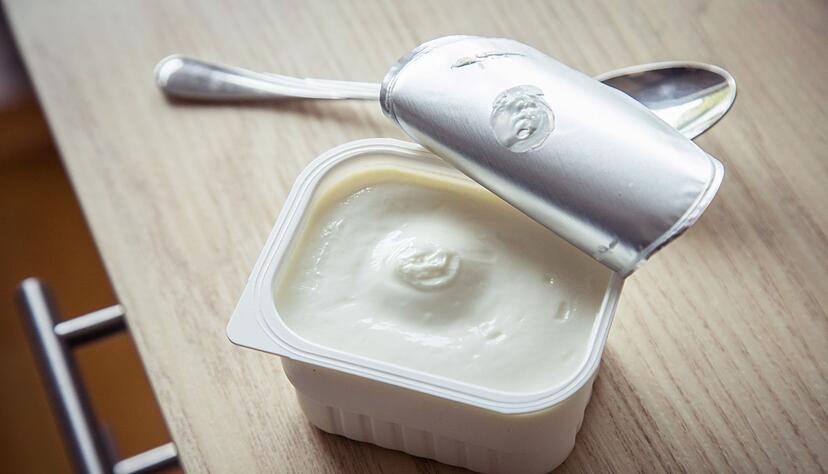 Kein Skyr im Supermarkt bekommen? Magerquark liefert noch etwas mehr Eiwei&szlig; als das isl&auml;ndische Milchprodukt.