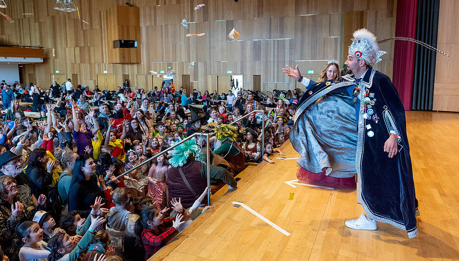 Die j&uuml;ngsten Karnevalisten feiern beim Kinderfasching in der Harmonie