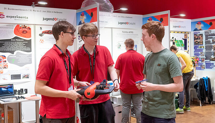 Jannek Z&auml;nker und Constantin Schultz (v.l.) aus Hamburg haben einen Tauchroboter entwickelt, Marvin Rzok tritt mit seiner Mini-Sonde f&uuml;r Wetterballons an.