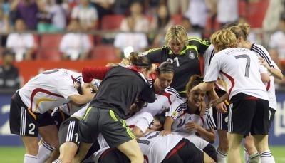 Das Deutsche Team feiert nach dem Schlusspfiff.