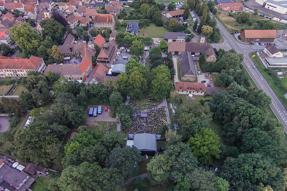Juni 2015: Blick auf das Bonfelder Festivalgelände: Vorn im Bild die Schlossparkbühne, oben rechts neben dem Fachwerkgebäude die Kornspeicherbühne und links im Schlosshof die intime Innenhofbühne für kleinere und akustische Acts.