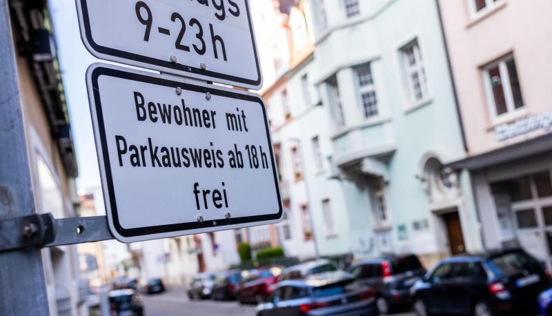 Ein Schild kennzeichnet eine Zone mit Anwohnerparkberechtigungen in der Innenstadt.