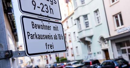 Ein Schild kennzeichnet eine Zone mit Anwohnerparkberechtigungen in der Innenstadt.