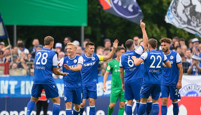 Nicolai Rapp (Karlsruher SC, 3.v.r) und seine Mitspieler jubeln nach dem Tor zum 0:2. Nicolai Rapp (Karlsruher SC, 3.v.r) und seine Mitspieler jubeln nach dem Tor zum 0:2.