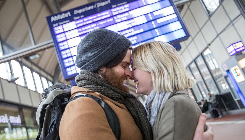 Endlich hab' ich dich wieder! In Fernbeziehungen ist die Sehnsucht groß - genauso wie die Freude beim Wiedersehen. Endlich hab' ich dich wieder! In Fernbeziehungen ist die Sehnsucht groß - genauso wie die Freude beim Wiedersehen.
