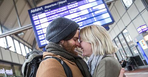 Endlich hab' ich dich wieder! In Fernbeziehungen ist die Sehnsucht groß - genauso wie die Freude beim Wiedersehen. Endlich hab' ich dich wieder! In Fernbeziehungen ist die Sehnsucht groß - genauso wie die Freude beim Wiedersehen.