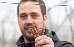 Marcel Schmieg mit den Pheromonfallen, die den Traubenwickler verwirren.