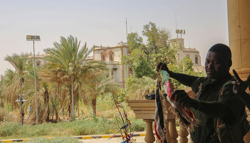 Ein sudanesischer Soldat mit der Nationalfahne nach der R&uuml;ckeroberung des Pr&auml;sidentenpalasts in Khartum