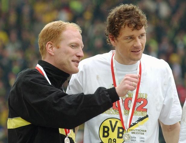 Dortmunds Trainer Matthias Sammer (links) und Borussen-Torhüter Jens Lehmann freuen sich über die Deutsche Meisterschaft nach dem Bundesligaspiel gegen Werder Bremen im Westfalenstadion in Dortmund (Archivfoto vom 04.05.2002).