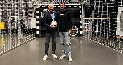Daniel Schmelzle (rechts) hat nach seinem Auftritt im ZDF Sportstudio an der Torwand gut lachen. Links mit Ball steht Alexander Rosen, Sportdirektor der TSG Hoffenheim