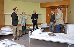 Oberbürgermeister Harry Mergel (Mitte) im Gespräch mit Bürgermeisterin Agnes Christner (zweite von links) und Projektleitern. Oberbürgermeister Harry Mergel (Mitte) im Gespräch mit Bürgermeisterin Agnes Christner (zweite von links) und Projektleitern.