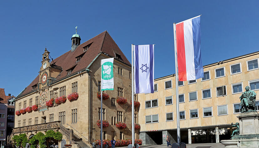 In der vergangenen Woche wurde eine Israel-Flagge auf dem Heilbronner Marktplatz zerstört – inzwischen hängt eine neue am Fahnenmast.