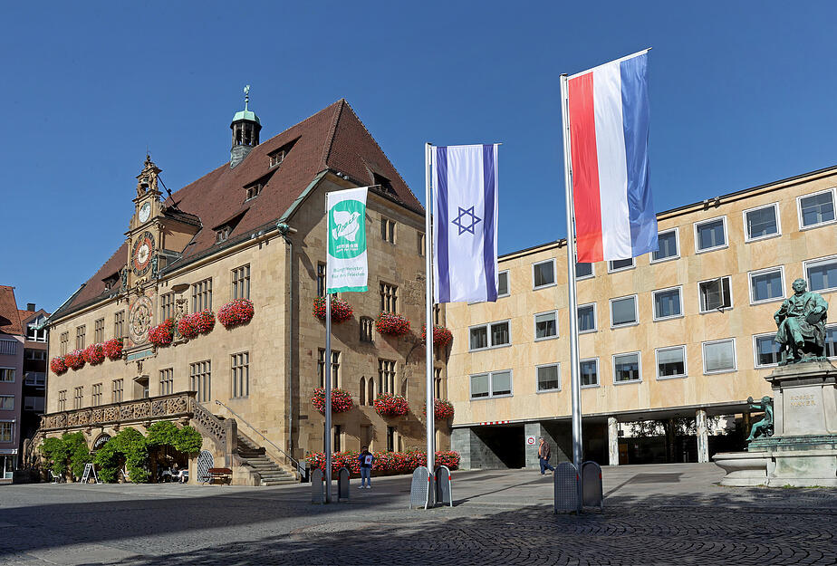 Die neu gehisste Israel-Flagge zwischen der Heilbronn- und der "Mayors for Peace"-Flagge auf dem Heilbronner Marktplatz. Die neu gehisste Israel-Flagge zwischen der Heilbronn- und der "Mayors for Peace"-Flagge auf dem Heilbronner Marktplatz.