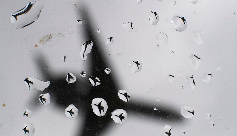 Ein Flugzeug landet bei Regenwetter. (Symbolbild) Ein Flugzeug landet bei Regenwetter. (Symbolbild)