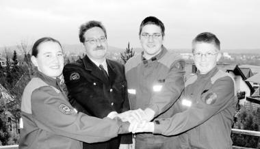 Fast schon ein kleiner Familienbetrieb im Dienst des L&ouml;schens und Bergens: Die B&ouml;ckinger Lena (v. links), Ren&eacute;, Jan und Rainer Gaukel sind alle Mitglieder der Feuerwehr in Heilbronn. (Foto: Carsten Friese)