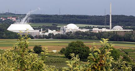 Nur noch Block II des Atomkraftwerks GKN (Mitte) ist in Baden-Württemberg noch in Betrieb. Zurzeit läuft die jährliche Revision. Dabei wurden weitere sieben schadhafte Rohre im Dampferzeuger entdeckt.
Foto: Andreas Veigel