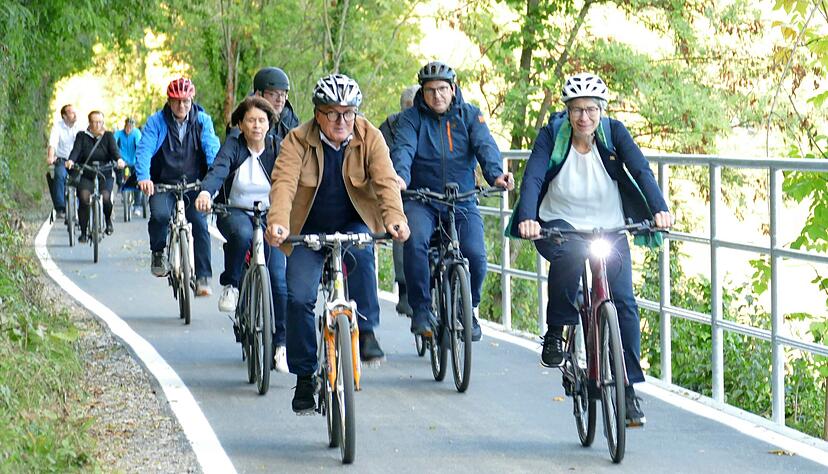 Vertreter beider beteiligter Kommunen sowie (vorne von links) B&uuml;rgermeister Klaus-Peter Waldenberger, Uwe Seibold und Staatssekret&auml;rin Elke Zimmer freuen sich &uuml;ber den Ausbau der Radstrecke.