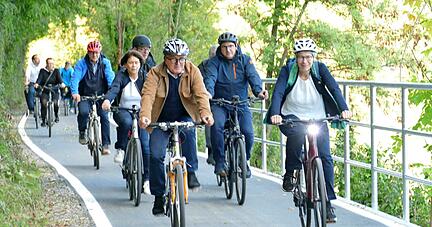 Vertreter beider beteiligter Kommunen sowie (vorne von links) B&uuml;rgermeister Klaus-Peter Waldenberger, Uwe Seibold und Staatssekret&auml;rin Elke Zimmer freuen sich &uuml;ber den Ausbau der Radstrecke.