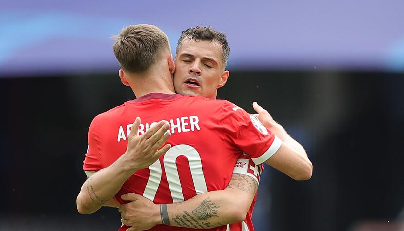 Die Schweizer Michel Aebischer (l) und der Granit Xhaka umarmen sich nach dem Spiel. Die Schweizer Michel Aebischer (l) und der Granit Xhaka umarmen sich nach dem Spiel.