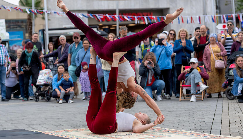 Mit K&ouml;rperbeherrschung und Muskelkraft legten die Sway-Sisters aus Stuttgart akrobatische Einlagen hin.