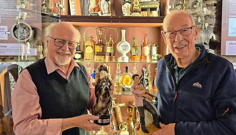 Schnaps-Spieluhr-Flaschen-Sammlung: Schnapsmuseum-Leiter Kurt Sartorius (links) und Manfred Thiel, der seine Sammlung spendet. Schnaps-Spieluhr-Flaschen-Sammlung: Schnapsmuseum-Leiter Kurt Sartorius (links) und Manfred Thiel, der seine Sammlung spendet.