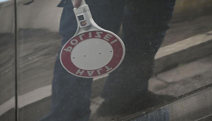 Die Polizei stoppte vier bewaffnete M&auml;nner bei der Einreise &uuml;ber die Rheinbr&uuml;cke. (Archivbild)