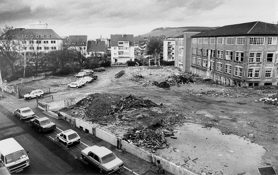 Dezember 1991: Nach Abriss der Hallen, bleiben B&uuml;ror&auml;ume des Hauptgeb&auml;udes und ein Teil der Fabrikfassade aus der Gr&uuml;nderzeit entlang der Keplerstra&szlig;e erhalten. Sie werden baulich in den Komplex Haus "Marie von Bismarck" integriert. Im Hintergrund sind die H&auml;user entlang der Bismarckstra&szlig;e zu sehen.
