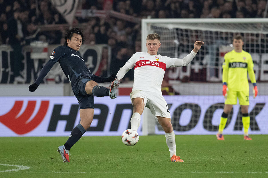 Finn Jeltsch: Rechter Verteidiger in der hintersten Kette. Zuletzt in der Bundesliga und im DfB-Pokal nicht eingesetzt. Glück in der 41. Minute, als Jeltsch Gonçalo Borges grätschend nicht aufhalten kann, der dann aber im VfB-Strafraum ausrutscht. Note: 3 Finn Jeltsch: Rechter Verteidiger in der hintersten Kette. Zuletzt in der Bundesliga und im DfB-Pokal nicht eingesetzt. Glück in der 41. Minute, als Jeltsch Gonçalo Borges grätschend nicht aufhalten kann, der dann aber im VfB-Strafraum ausrutscht. Note: 3