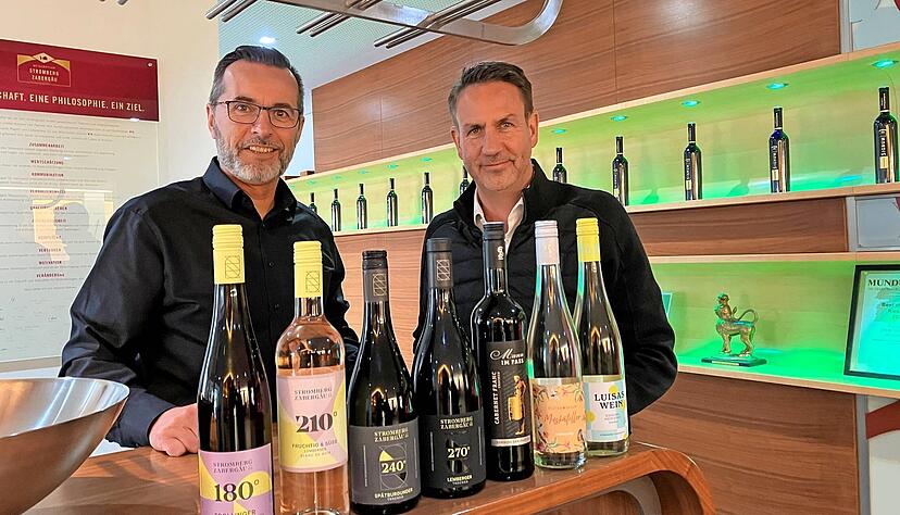 Der scheidende Gesch&auml;ftsf&uuml;hrer Bernd Kost (rechts) und der Vorstandschef der Weing&auml;rtner Stromberg-Zaberg&auml;u J&uuml;rgen Conz im Fr&uuml;hjahr bei der Pr&auml;sentation neuer Etikette.