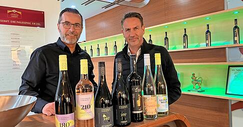 Der scheidende Gesch&auml;ftsf&uuml;hrer Bernd Kost (rechts) und der Vorstandschef der Weing&auml;rtner Stromberg-Zaberg&auml;u J&uuml;rgen Conz im Fr&uuml;hjahr bei der Pr&auml;sentation neuer Etikette.