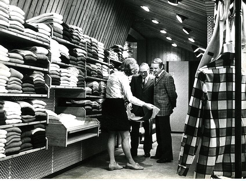 Beratung in der Herrenmodenabteilung bei Palm im Jahr 1973.