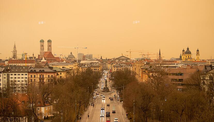 Saharastaub f&auml;rbt nicht nur den Himmel gelblich. Auf dem Auto wird er bei falscher Reinigung zum Problem.